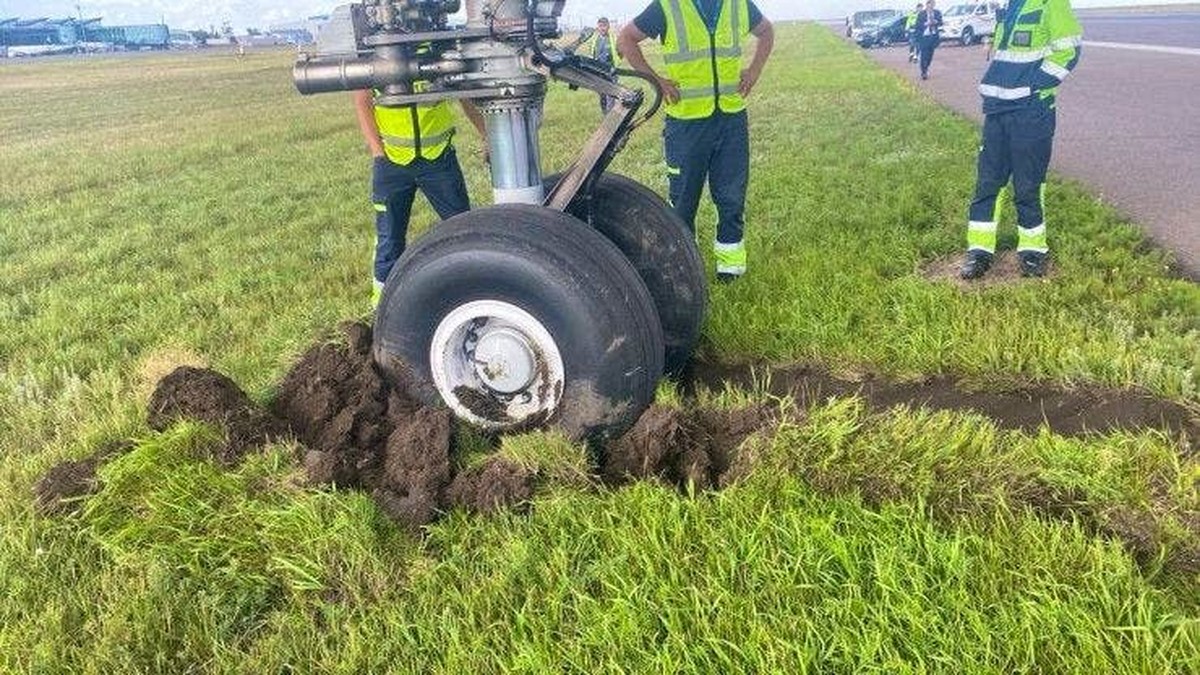L'avion est ensuite revenu sur la piste.
