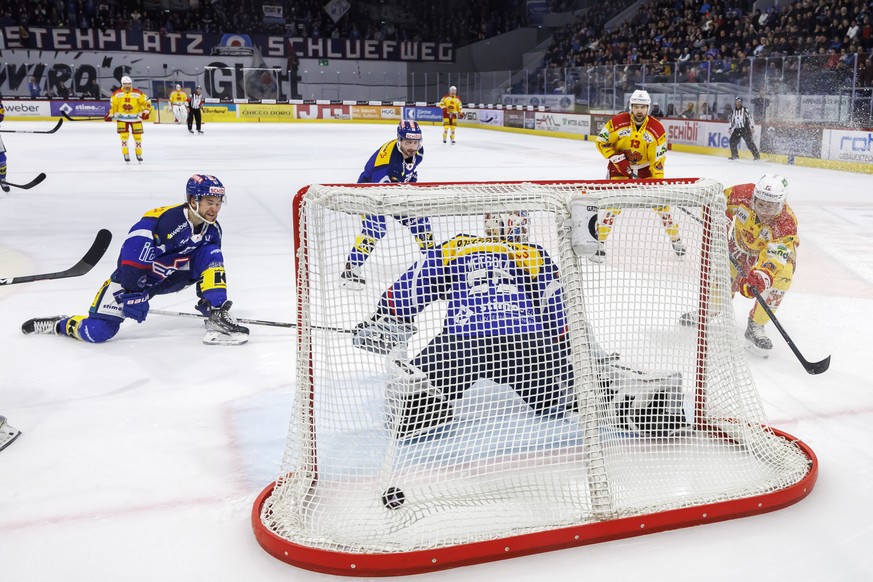 EHC Biel Stuermer Toni Rajala, rechts, trifft zum 0-3 gegen EHC Kloten Torhueter Juha Metsola waehrend dem Eishockey-Meisterschaftsspiel der National League zwischen dem EHC Kloten und dem EHC Biel am ...