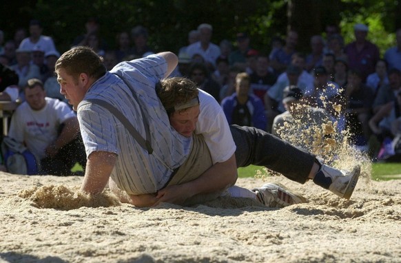 Heinz Suter (weisses Hemd) aus Muotathal gewinnt am Donnerstag 1. Juni 2000 das Basler Kantonalschwingfest im Schlussgang gegen Stefan Strebel, Vinmergen/AG mit hohem Kurzzug. ===ELECTRONIC IMAGE=== 
 ...