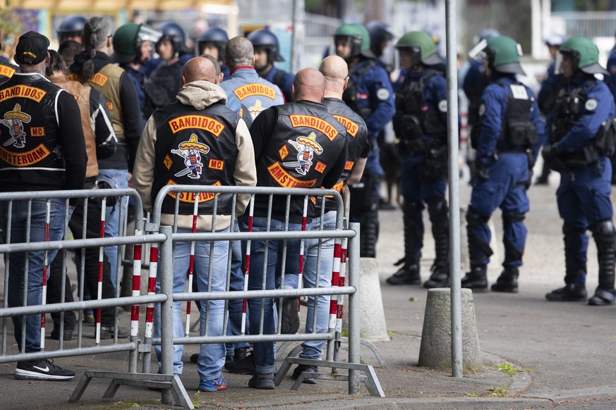 Mitglieder der Bandidos stehen vor dem Gerichtsgebaeude, waehrend dem Prozess um die Auseinandersetzung der Motorradclubs Hells Angels und Bandidos, am Montag, 30. Mai 2022 in Bern. (KEYSTONE/Stringer ...