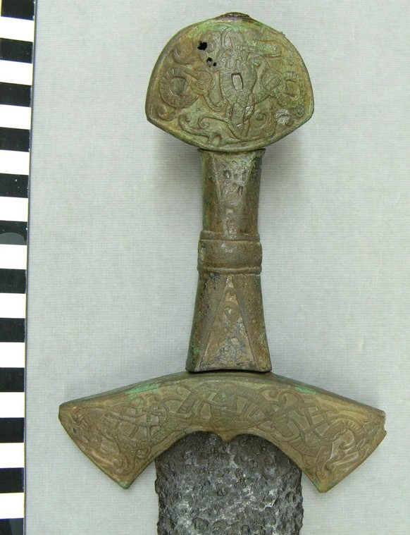 Das Schwert im Grab von Suontaka hat einen reich verzierten Griff aus Bronze.
