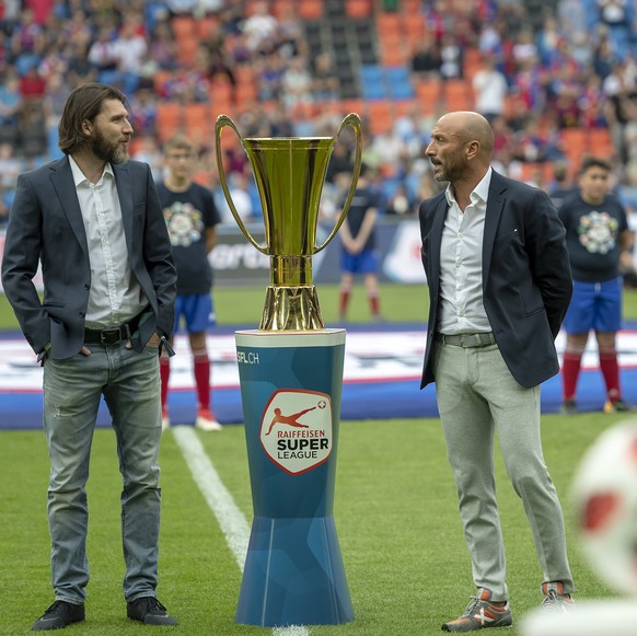 Marc Zellweger, links, und Massimo Ceccaroni, rechts, praesentieren den Pokal vor dem Fussball Meisterschaftsspiel der Super League zwischen dem FC Basel 1893 und dem FC St. Gallen 1879 im Stadion St. ...