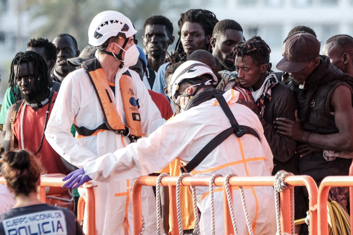 epa10738520 Members of the Spanish Maritime Safety (Salvamento Maritimo) and Spanish authorities assist rescued migrants upon their arrival at the port of Arguineguin in Gran Canaria, Canary Islands,  ...