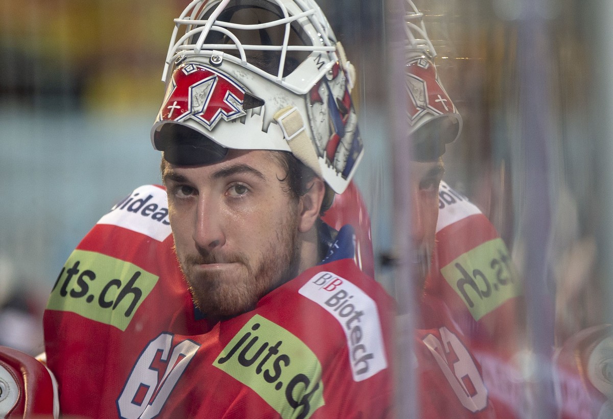 SC Rapperswil-Jona Lakers Torhueter Melvin Nyffeler auf der Bank kurz vor Spielschluss waehrend dem Eishockey-Meisterschaftsspiel der National League zwischen den SC Rapperswil-Jona Lakers und den SCL ...