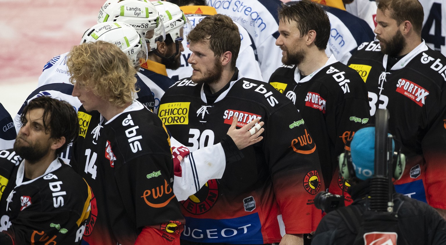 Berns Torhueter Leonardo Genoni, Mitte, verabschiedet sich von den Zuger Spielern, nach dem fuenften Eishockey Playoff-Finalspiel der National League zwischen dem SC Bern und dem EV Zug, am Samstag, 2 ...