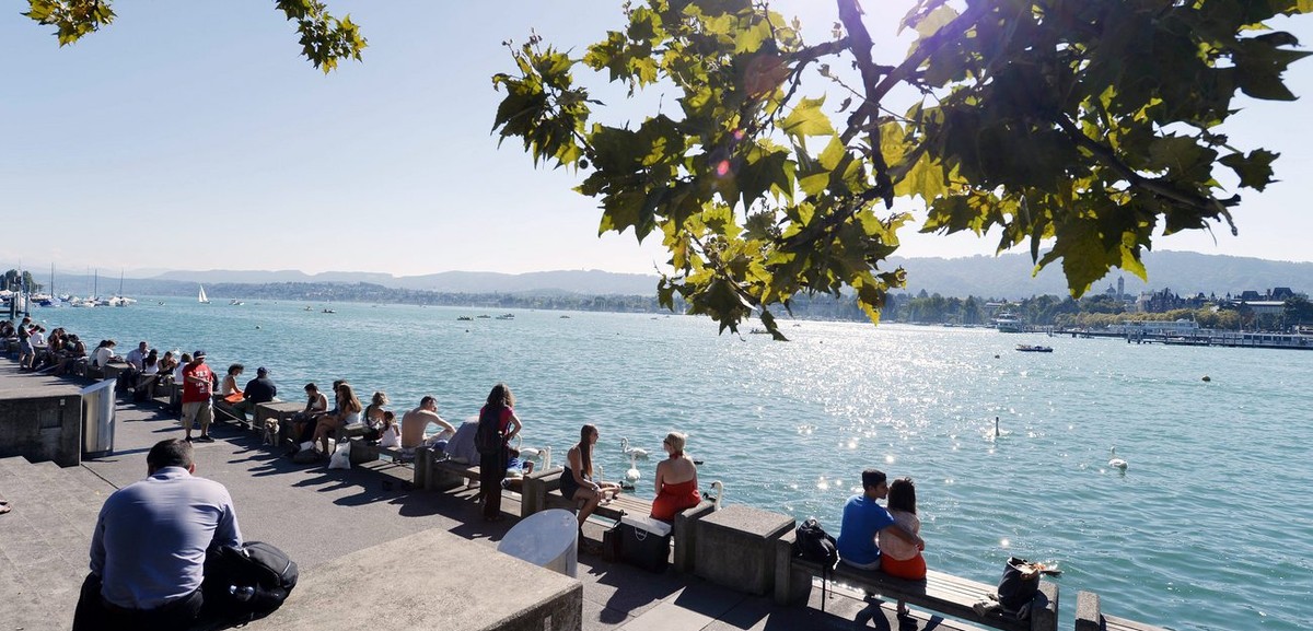 Am See sitzen und die Sonne geniessen – was in weiter Ferne scheint, wird ganz bald wieder möglich.