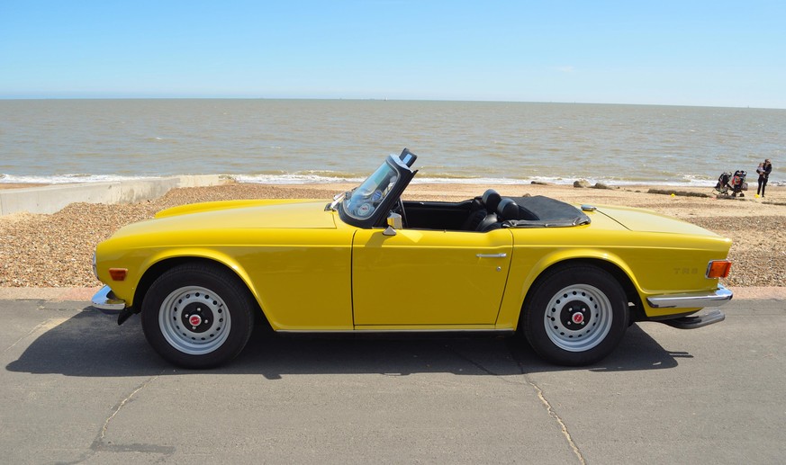 triumph tr6 auto sportwagen england retro 1960s 1970s design cabrio sommer strand shutterstock