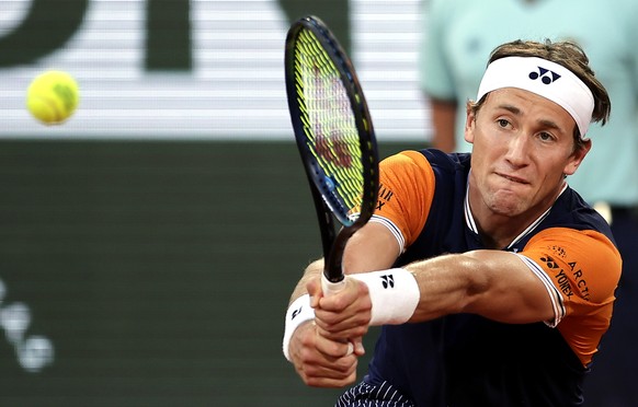 epa10678217 Casper Ruud of Norway plays Holger Rune of Denmark in their Men&#039;s quarterfinal match during the French Open Grand Slam tennis tournament at Roland Garros in Paris, France, 07 June 202 ...