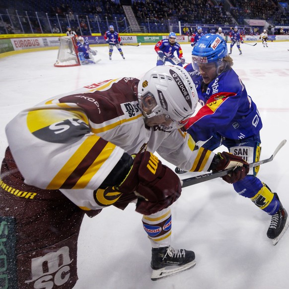 Geneve-Servette HC Stuermer Matthew Verboon gegen EHC Kloten Stuermer Kimi Koerbler waehrend dem Qualifikationsspiel der Eishockey-Meisterschaft der National League zwischen den Teams EHC Kloten und G ...