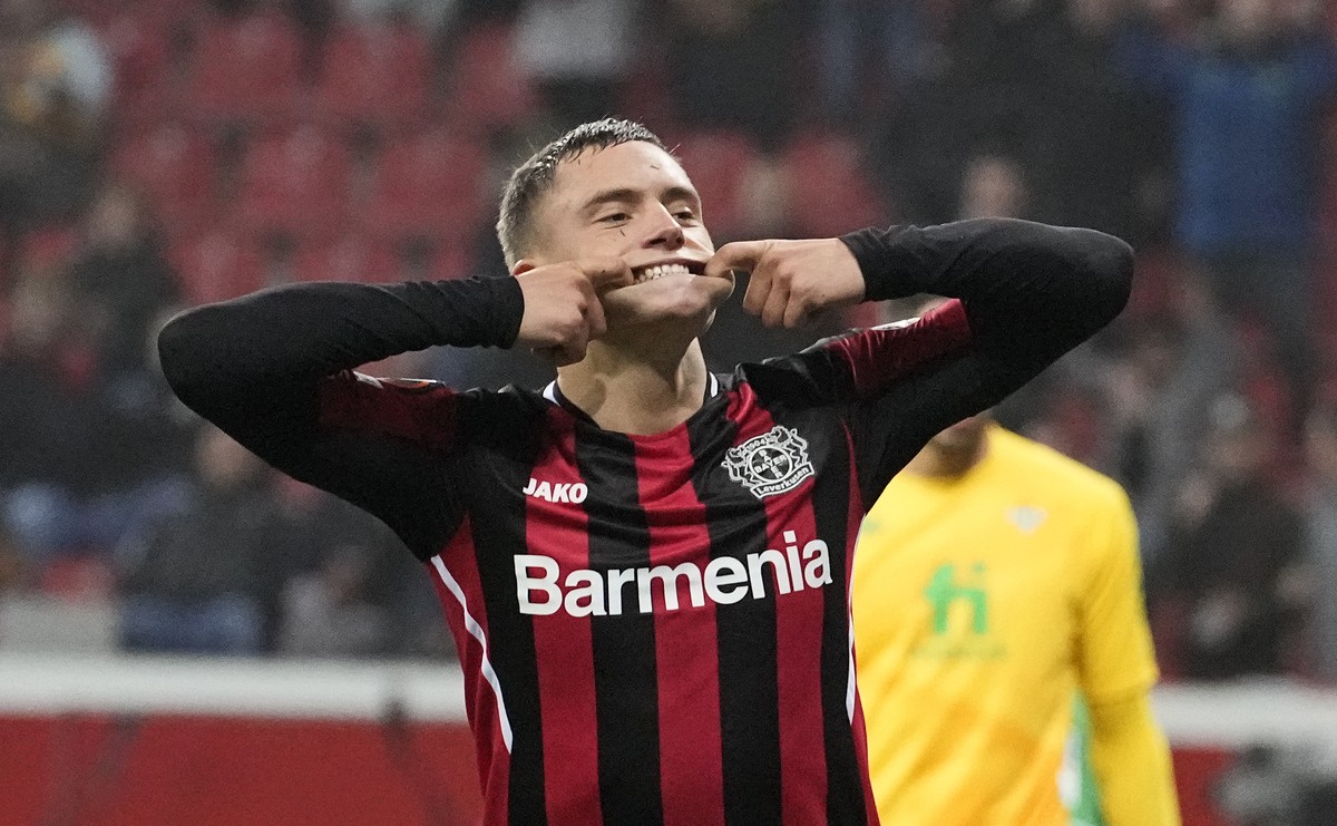 Leverkusen's Florian Wirtz celebrates after he scored his side's third goal during the Europa League Group G soccer match between Bayer Leverkusen and Real Betis in Leverkusen, Germany, Thur ...