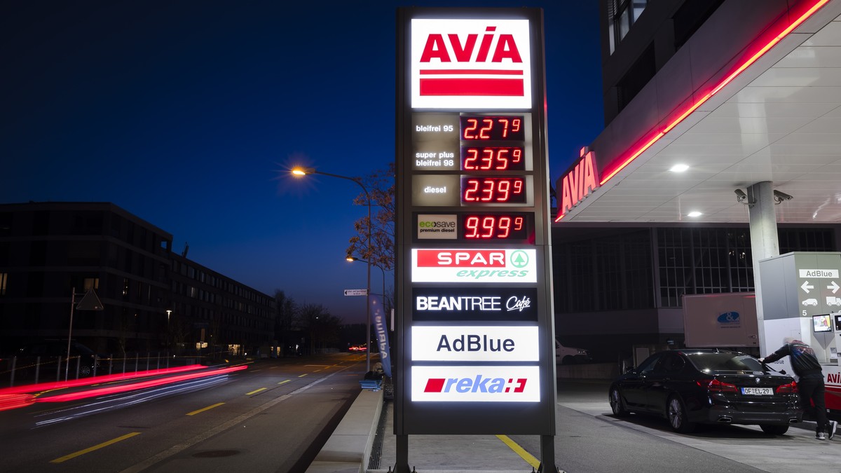 A panel showcases the fuel prices in Swiss francs at an AVIA petrol station in Zurich, Switzerland, on Wednesday, March 9, 2022. (KEYSTONE/Michael Buholzer)
