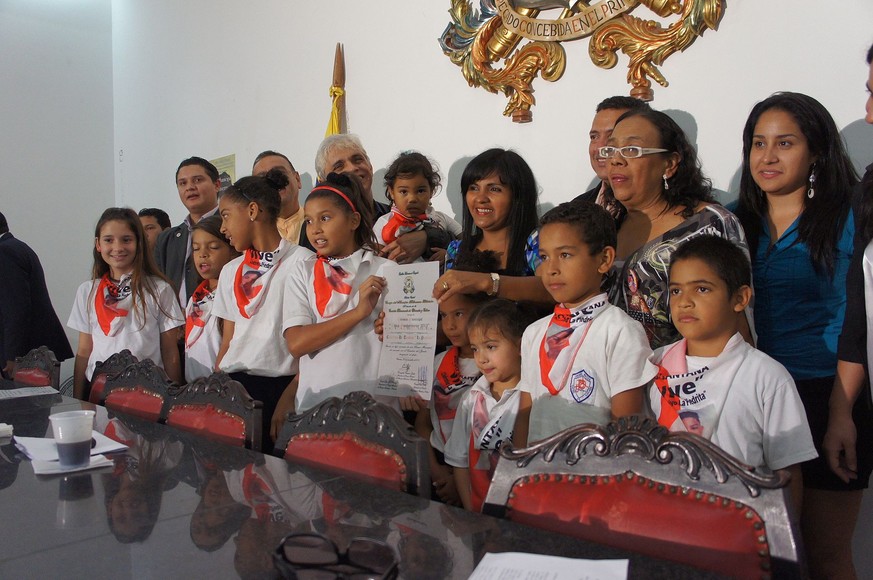 Children of the La Piedrita colectivo receiving awards at the Palacio Municipal de Caracas.
https://en.wikipedia.org/wiki/Colectivo_(Venezuela)#/media/File:Children_Colectivo_Venezuela.jpg