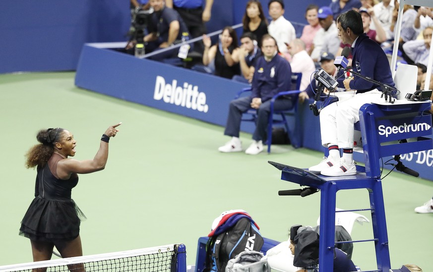 BILDPAKET -- ZUM JAHRESRUECKBLICK 2018 SPORT, STELLEN WIR IHNEN HEUTE FOLGENDES BILDMATERIAL ZUR VERFUEGUNG -- epa07006999 Serena Williams of the US gestures towards chair umpire Carlos Ramos (R) as s ...