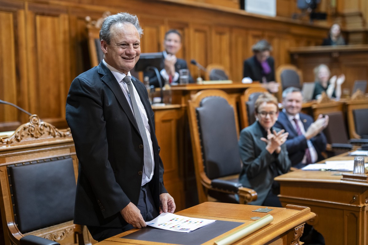 Stefan Engler, Mitte-GR, steht auf nach seiner Wahl zum ersten Vizepraesidenten des Staenderats, an der Wintersession der Eidgenoessischen Raete, am Montag, 2. Dezember 2024 im Staenderat in Bern. (KE ...