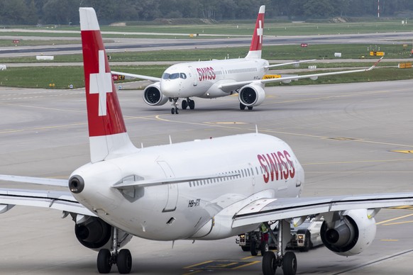 ARCHIVBILD ZUM GROUNDING DER HAELFTE DER SWISS FLOTTE WEGEN DER CORONAVIRUS-PANDEMIE, AM MONTAG, 16. MAERZ 2020 - Ein Airbus A220-300, hinten, der Swiss rollt am Flughafen Zuerich am Dienstag, den 18. ...