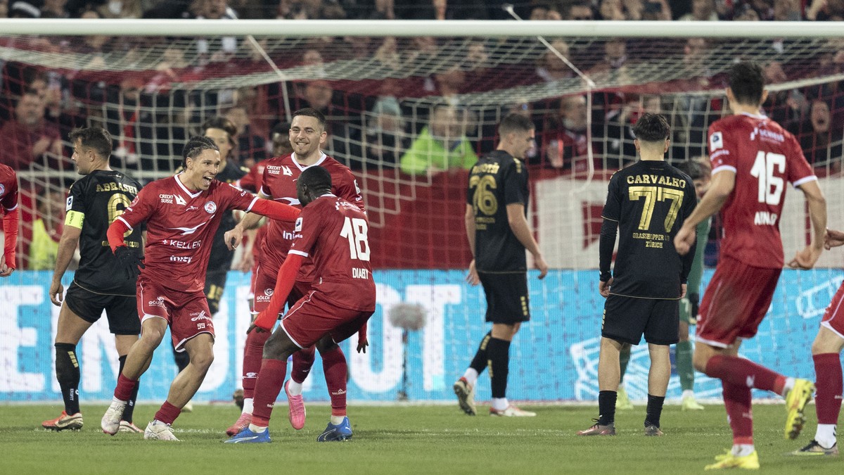 Winterthurs Nishan Burkart (links), Jubelt mit Basil Stillhart und Souleymane Diaby nach der zweite Tor fuer den FC Winterthur im Fussball Meisterschaftsspiel der Super League zwischen dem FC Winterth ...