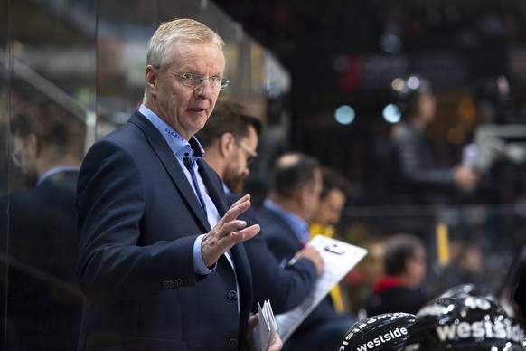 ARCHIVBILD --- ZUM RUECKBLICK AUF DIE REGULAR SEASON 2018/19 IN DER EISHOCKEY NATIONAL LEAGUE STELLEN WIR IHNEN FOLGENDES BILDMATERIAL ZUR VERFUEGUNG --- SC Bern Cheftrainer Kari Jalonen spricht beim  ...