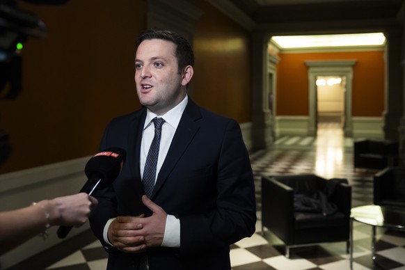 Bundesratskandidat Jon Pult, Nationalrat SP-GR, gibt ein Interview bei der Bekanntgabe der offiziellen Kandidaten der SP fuer die Bundesratswahl als Nachfolge von Bundesrat Alain Berset, am Samstag, 2 ...
