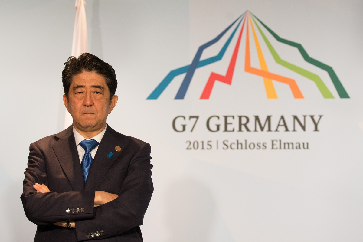 Logo, begeistert schaut Japans Premierminister Minister Shinzo Abe am G7-Gipfel in die Kamera.
