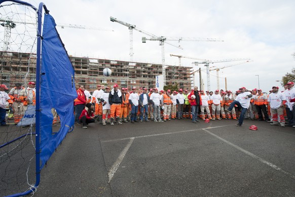 Bauarbeiter bei einer Aktion im Oktober, bei der sie Verhandlungen der Baumeister um Löhne forderten.