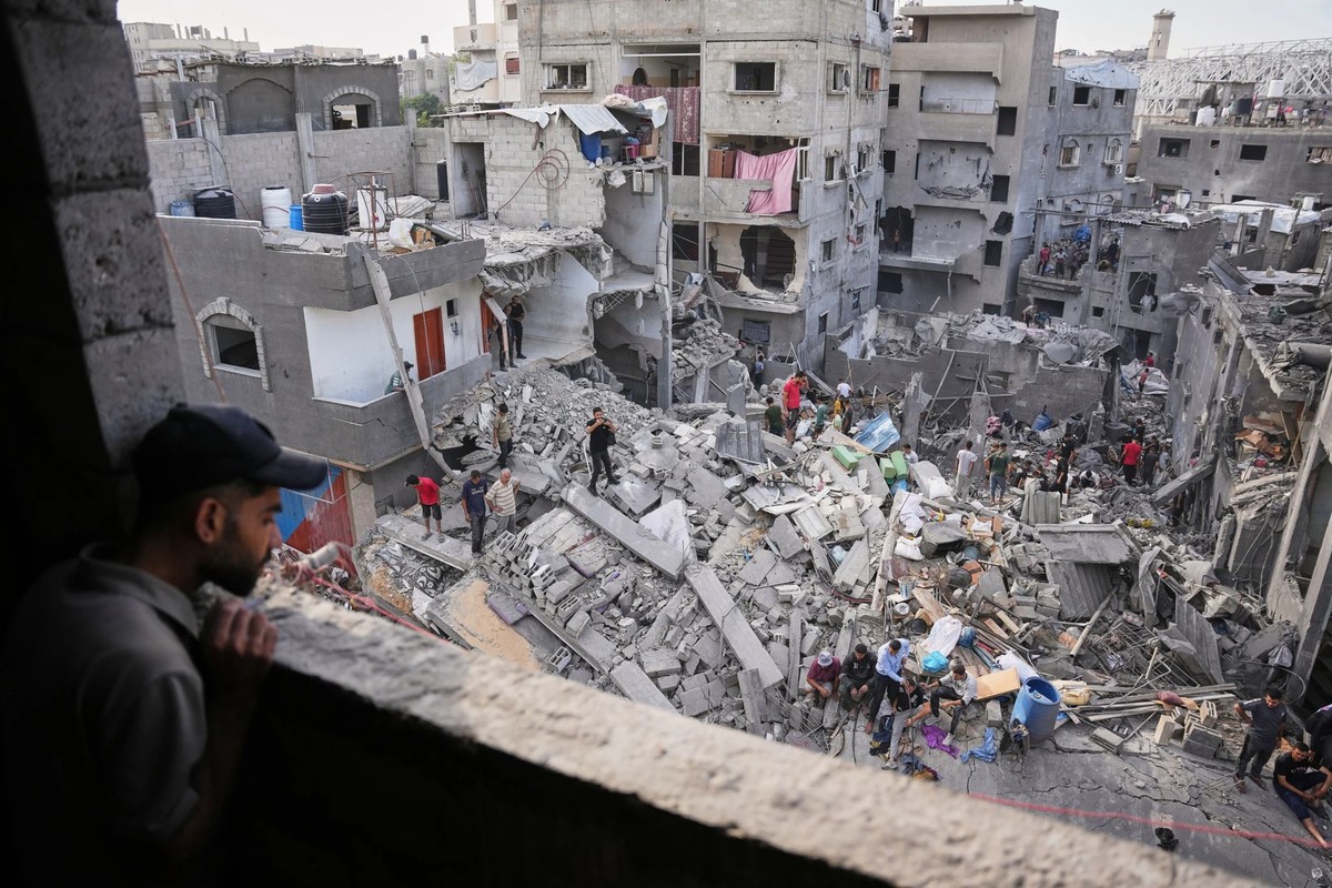Un Palestinien contemple les ravages causés dans le camp de Maghazi, dans le centre de Gaza. La colère de la population envers Israël et le Hamas ne cesse de grandir.
