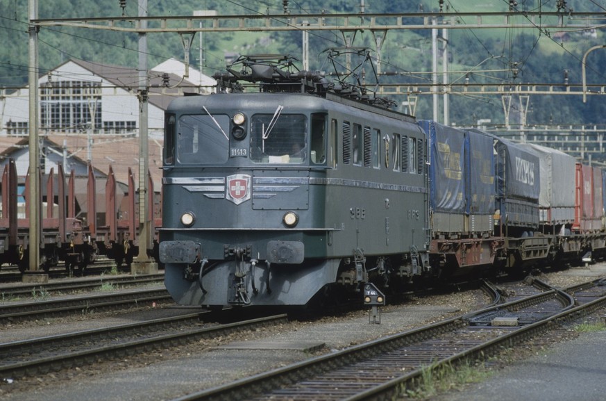 Elektrolokomotive Ae 6/6 11413 &quot;Schaffhausen&quot; der SBB in Erstfeld 1991