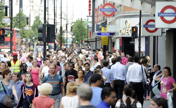 Laut UNO-Statistik könnte die Weltbevölkerung am Ende des Jahrhunderts bis 12.3 Milliarden steigen – Fussgänger in der Oxford Street, London.