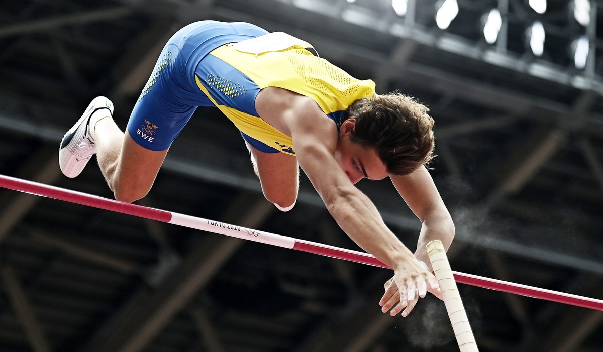 epa09381062 Armand Duplantis of Sweden competes in the Men's Pole Vault qualification during the Athletics events of the Tokyo 2020 Olympic Games at the Olympic Stadium in Tokyo, Japan, 31 July 2 ...