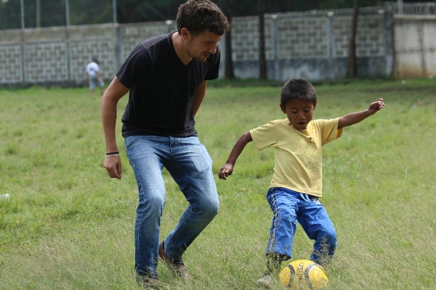 So gefährlich erleben wir Guatemala Nr. 2: Kicken mit einem kleinen Jungen in der Kleinstadt Coban.