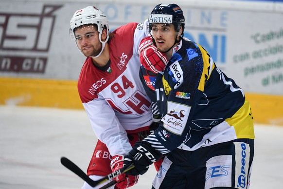 Lausanne&#039;s player Sandro Zangger, left, fights for the puck with Ambri&#039;s player Igor Jelovac, right, during the preliminary round game of the National League Swiss Championship 2017/18 betwe ...