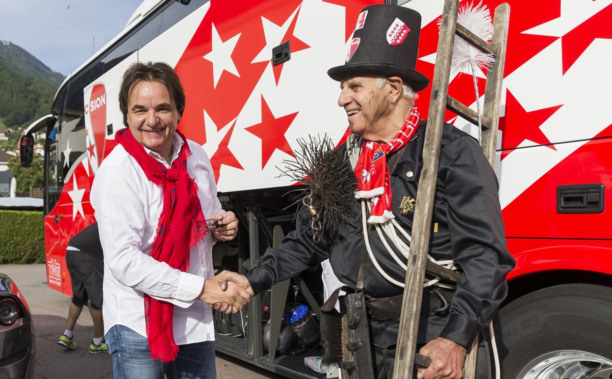 L'ancien soigneur du FC Sion Clement Bohnet deguise en ramoneur souhaite bonne chance au president du FC Sion Christian Constantin, gauche, lors du depart en car du club de football de Super Leag ...