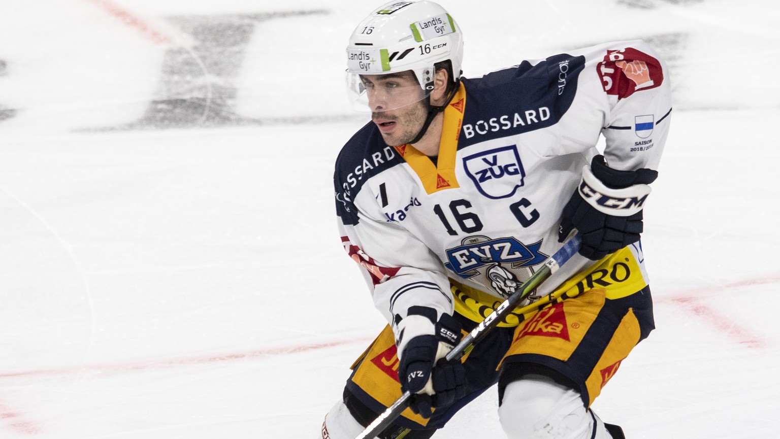 Zugs Raphael Diaz spielt den Puck im Eishockeyspiel der National League zwischen den ZSC Lions und dem EV Zug am Dienstag, 13. November 2018, im Zuercher Hallenstadion. (KEYSTONE/Ennio Leanza)