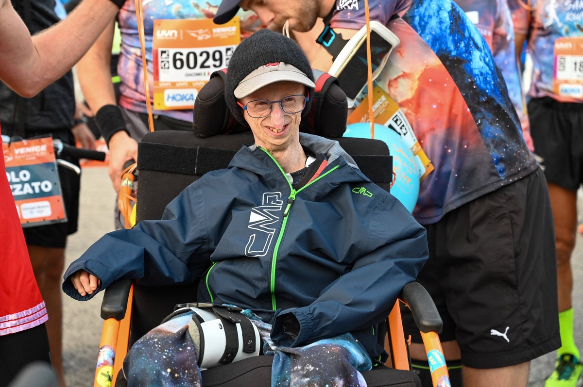 October 23, 2022, Venice, Italy: Venice, Italy, Villa Pisani National Museum, October 23, 2022, Sammy Basso is an Italian biologist. Suffering from progeria at the start of marathon during 36th UYN Ve ...
