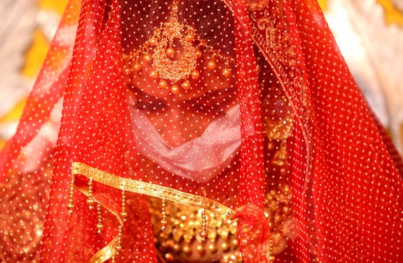 epa08486559 Bride Angoori wears a face mask during her wedding ritual in Bhopal, India, 15 June 2020. According to state government guidelines, a maximum of 25 people from groom and bride side, a tota ...