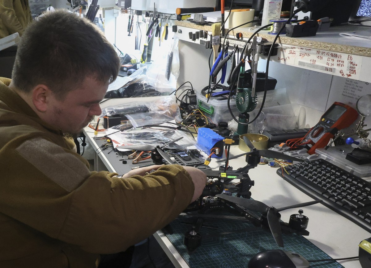 epa12532111 A Ukrainian serviceman of the operational battalion of the Khartiia (Charter), 13th Brigade of the National Guard of Ukraine, works on repairing drones in an undisclosed location in the Kh ...
