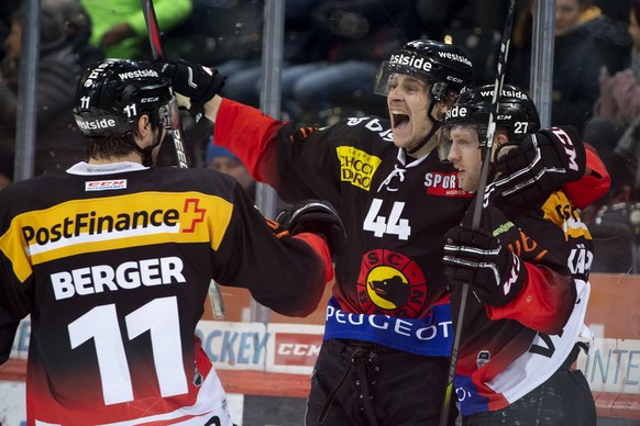 Berns Andre Heim, Mitte, jubelt nach seinem Tor (2-1) mit Berns Alain Berger, links, und Berns Marc Kaempf, rechts, beim Eishockey Meisterschaftsspiel der National League zwischen dem SC Bern und den  ...