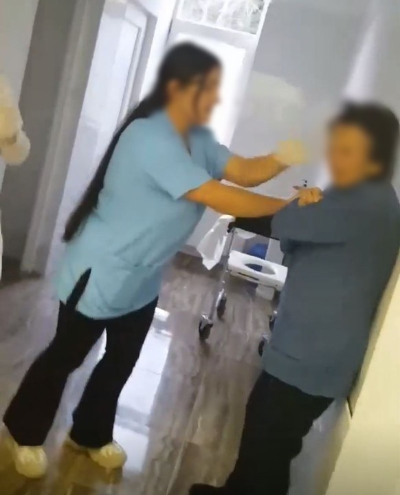 Die Pflegerin schlägt auf die gebrechliche Frau ein.