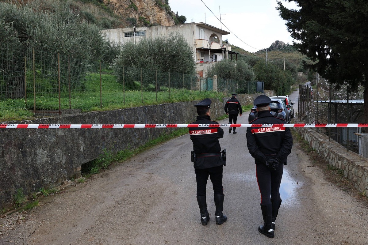 ALTAVILLA MILICIA TRIPLE MURDER A MAN KILLS HIS WIFE AND TWO CHILDREN AGED 5 AND 16, THE OLDEST, 17 YEARS OLD, WAS SAVED in the photo the house where Giovanni Barreca killed his wife and two children  ...