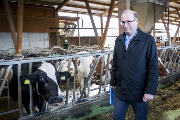 Markus Ritter, Praesident Bauernverband, schreitet zur Jahresmedienkonferenz des Bauernverbands am Mittwoch, den 3. Januar 2018 auf einem Landwirtschaftsbetrieb in Derendingen.(KEYSTONE/Christian Merz ...