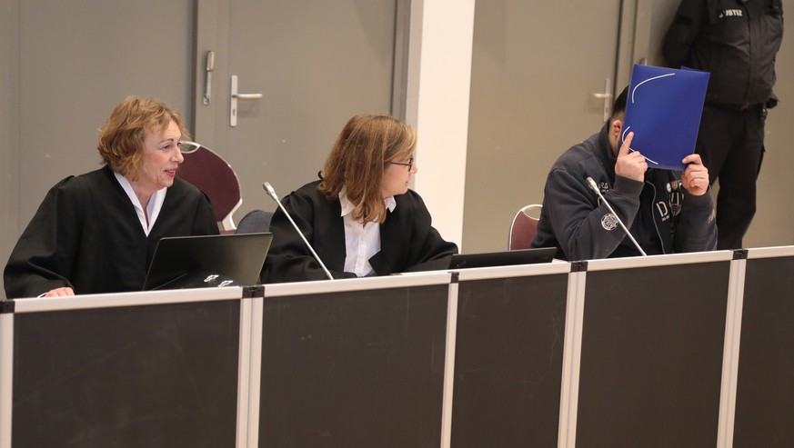 epa07130564 Former male nurse Niels Hoegel (R) and his lawyers Ulrike Baumann (C) and Kirsten Huefken (L) at the Higher Regional Court of Oldenburg, northern Germany, 30 October 2018. Hoegel is accuse ...