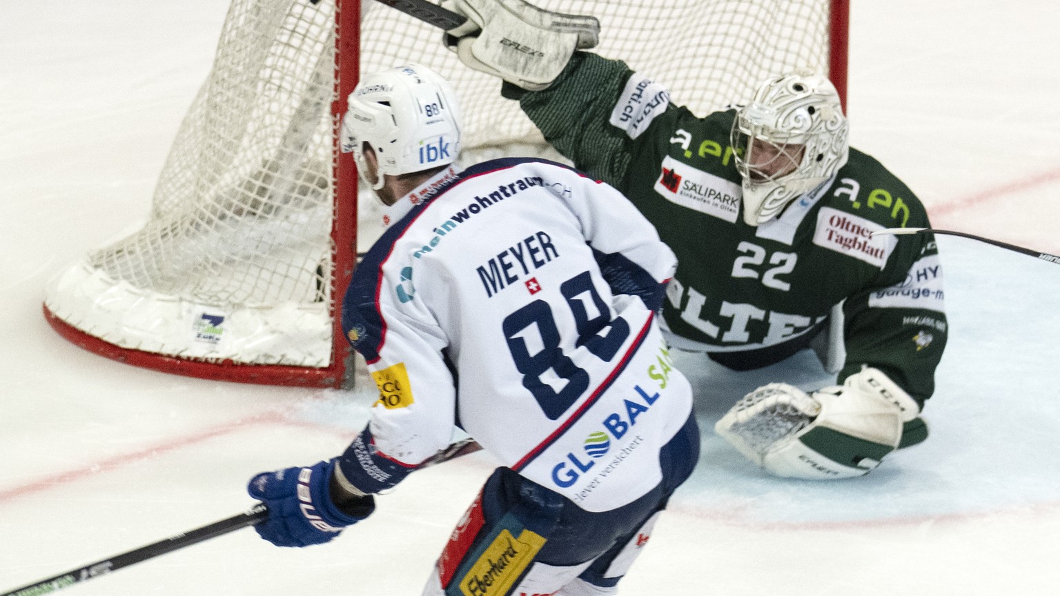 Oltens Goalie Simon Rytz, rechts, geschlagen von Klotens Dario Meyer, links, zum 0:4 im 4. Spiel des Eishockey Playoff Finale der Swiss League zwischen dem EHC Olten und dem EHC Kloten, am Montag, 18. ...