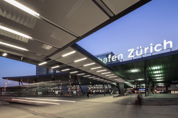 ARCHIV - ZUR BMK 2018 DES FLUGHAFENS ZUERICH STELLEN WIR IHNEN FOLGENDES BILDMATERIAL ZUR VERFUEGUNG - Bus stop at Zurich Airport in Kloten in the canton of Zurich, Switzerland, pictured on February 1 ...