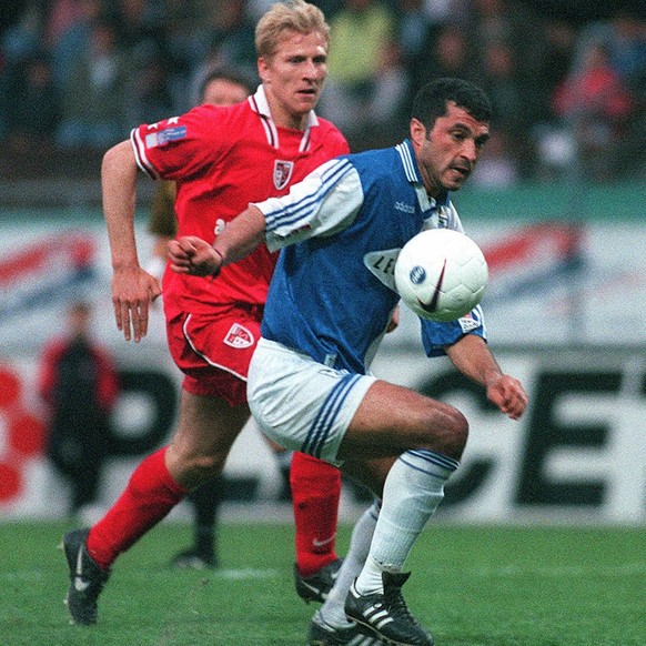 Grasshopper-Stuermer Kubilay Tuerkyilmaz (rechts) kontrolliert am 25. April 1998 im NLA-Finalrundenspiel zwischen Sion und GC in Sion den Ball vor dem heraneilenden Sittener Stephane Grichting. (KEYST ...