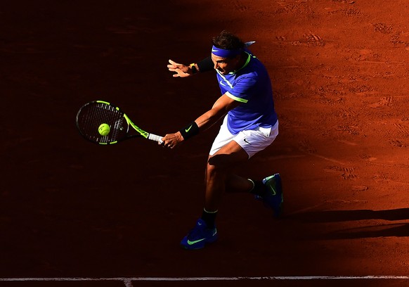 epa06019591 Rafael Nadal of Spain in action against Dominic Thiem of Austria during their menâs singles semi final match during the French Open tennis tournament at Roland Garros in Paris, France, 0 ...