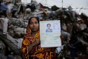 Henna Begum hält ein Bild ihrer Tochter Akhi Akhter, die beim Einsturz der Kleiderfabrik Rana Plaza in Bangladesch starb.&nbsp;