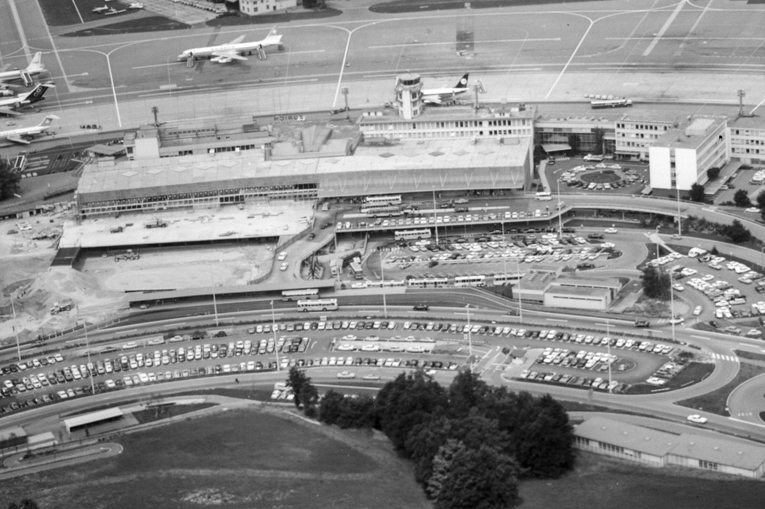 Bauarbeiten fuer den Ausbau des Flughafens Zuerich - Kloten, aufgenommen im Jahr 1967. (KEYSTONE/PHOTOPRESS-ARCHIV/Str)