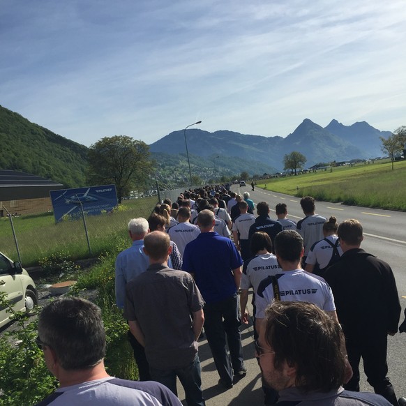 Die Mitarbeiter der Pilatus Flugzeugwerke auf dem Weg zum Flugfeld.