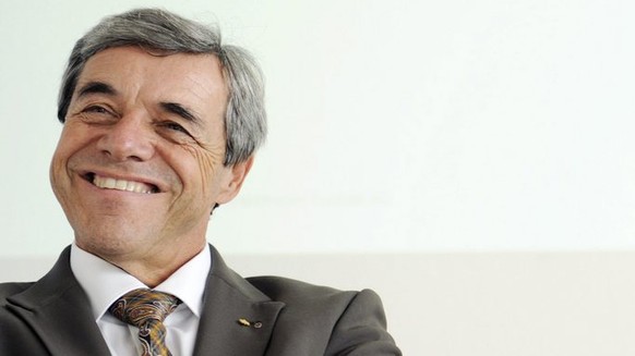Urs Linsi, rechts, neuer CEO und VR - Delegierter der Grasshopper Fussball AG und Vizepraesident Heinz Spross, links, strahlen an einer Medienkonferenz auf dem Campus in Dielsdorf, am Freitag, 18. Sep ...