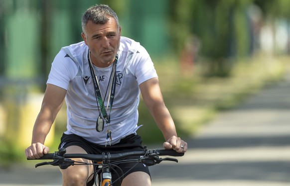 Basels Cheftrainer Alex Frei faehrt mit dem Fahrrad zum Training der ersten Mannschaft des FC Basel 1893 in Basel, am Freitag, 17. Juni, 2022. (KEYSTONE/Georgios Kefalas)