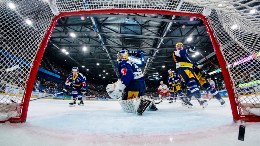 SC Rapperswil-Jona Lakers Rajan Sataric, nicht im Bild, erzielt das 2:0 gegen EV Zugs Jerome Bachofner, Torhueter Leonardo Genoni und PostFinance Top Scorer Anton Lander, von links, im Eishockey Quali ...